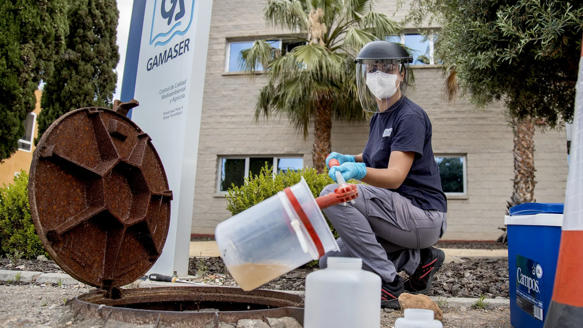 Una técnico de Gamaser toma una muestra de agua del alcantarillado