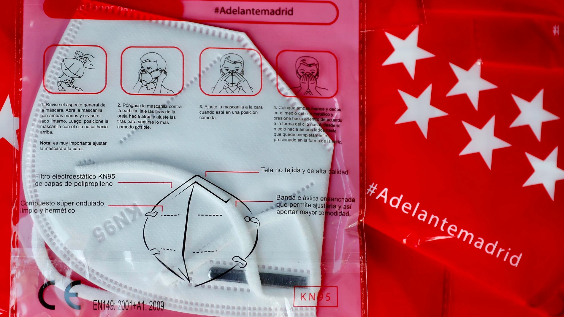 Aspecto de las mascarillas que la Comunidad de Madrid distribuirá desde el lunes en las farmacias