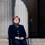 La canciller Angela Merkel ayer en Berlín en la ceremonia por el aniversario del final de la Segunda Guerra Mundial