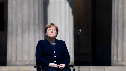 La canciller Angela Merkel ayer en Berlín en la ceremonia por el aniversario del final de la Segunda Guerra Mundial
