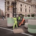 El pasado día 9 de mayo, varios operarios trabajan en la peatonalización de la plaza del ayuntamiento de València