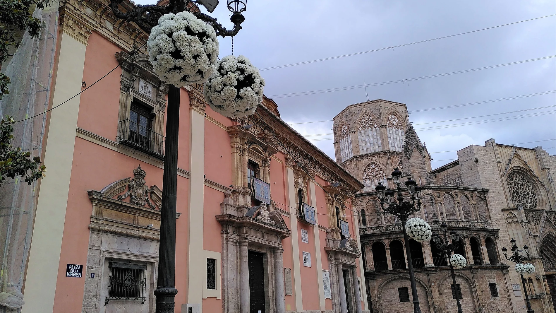 El Ayuntamiento ha instalado los adornos florales de la Virgen de los Desamparados en la plaza de la Virgen