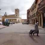 Una mujer camina por la localidad vallisoletana de Villalón de Campos