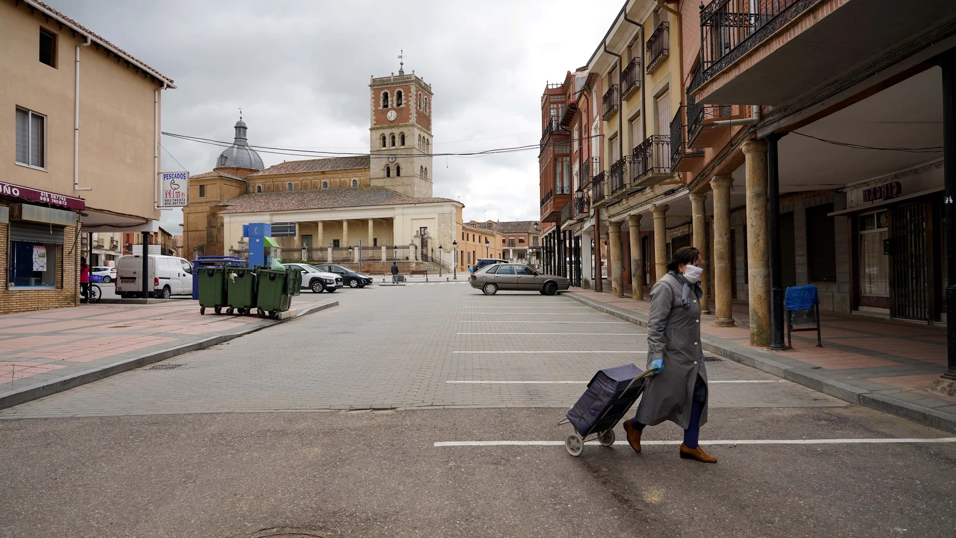 Una mujer camina por la localidad vallisoletana de Villalón de Campos