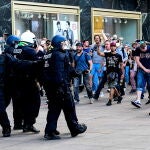 Antidisturbios alemanes tratan de contener este sábado a un grupo de manifestantes en la Alexanderplatz de Berlin