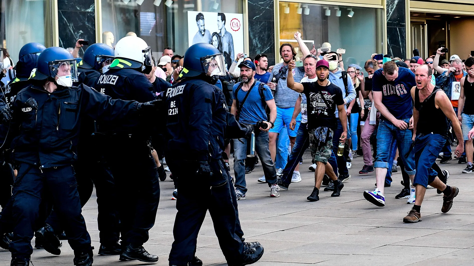 Antidisturbios alemanes tratan de contener este sábado a un grupo de manifestantes en la Alexanderplatz de Berlin