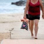 Dos mujeres pasean por la playa de Los Locos de Torrevieja (Alicante) , donde a partir del lunes se iniciciará la fase 1 de desescalada