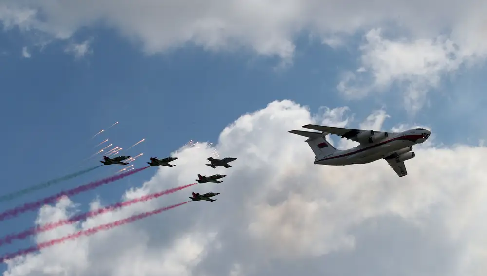 Varios aviones de las fuerzas armadas de Bielorrusia sobrevuela hoy Minsk durante el desfile