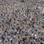 Miles de personas se reunieron ayer en Stuttgart contra las restricciones impuestas para frenar el coronavirus