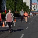 Varias personas caminan por las calles de Vigo este domingo durante el séptimo día de la fase 0 de desescalada