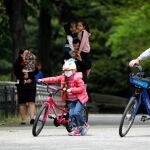 Padres con sus hijos en Central Park, en Nueva York, este fin de semana