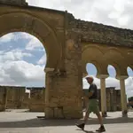 Un hombre pasea por la ciudad califal de Medina-Azahara, situada en la sierra de la capital cordobesa, inscrita en la Lista de Patrimonio de la Humanidad por la Unesco.