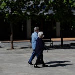 Dos personas pasean por una calle del municipio de Las Rozas (Madrid)