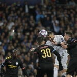 Benzema remata en el partido de ida entre Otamendi y Laporte