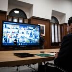 El presidente andaluz, Juanma Moreno, durante la reunión por videoconferencia de hoy con el presidente del Gobierno central, Pedro Sánchez