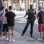 Un policía local de Murcia pide la documentación a una familia.
