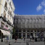 Varias personas hacen cola manteniendo la distancia de seguridad en una tienda de la Puerta del Sol en Madrid este domingo durante el séptimo día de la fase 0 de la desescalada en la comunidad. EFE/ JuanJo Martín