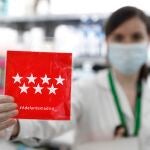 Una farmacéutica muestra una mascarilla. Se distribuirán siete millones de mascarillas FFP2 de manera gratuita en las farmacias de Madrid a partir del lunes 11 de mayo de 2020