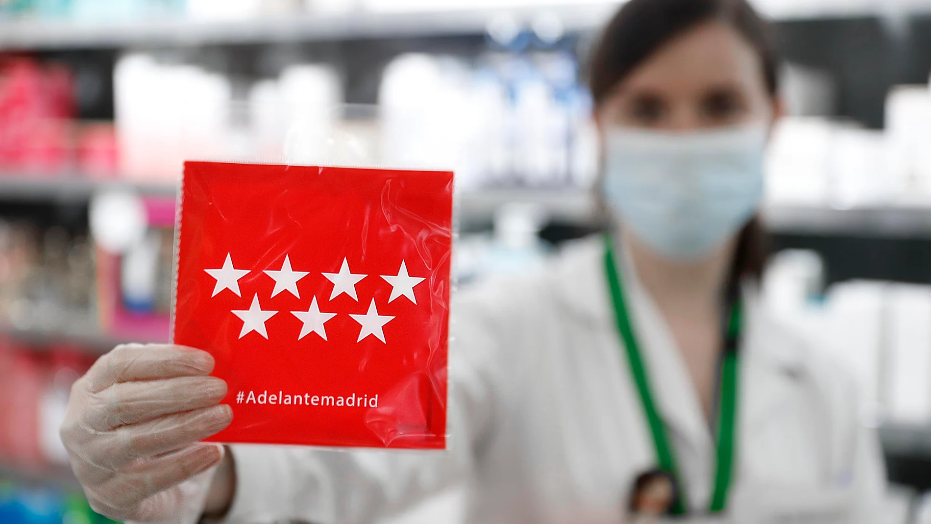 Una farmacéutica muestra una mascarilla. Se distribuirán siete millones de mascarillas FFP2 de manera gratuita en las farmacias de Madrid a partir del lunes 11 de mayo de 2020