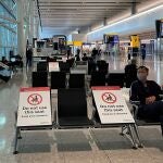 Distancia de seguridad en las terminales del aeropuerto londinense de Heathrow