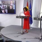 Savador Illa (d) y a la ministra de Hacienda, María Jesús Montero durante la rueda de prensa en La Moncloa