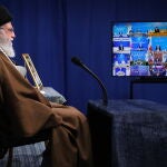 El líder supremo iraní, Ali Jamenei, durante una conferencia con el Gobierno por el coronavirus