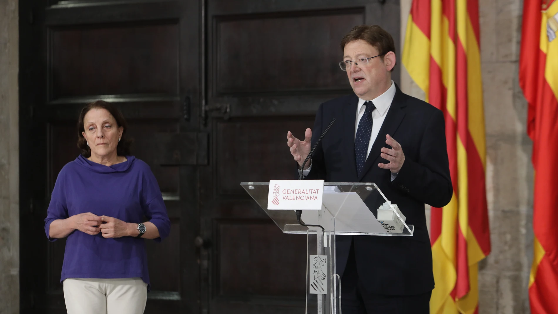El presidente de la Generalitat, Ximo Puig, junto a la subdirectora general de Epidemiología de la Generalitat, Herme Vanaclocha