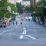 Transeúntes caminan por la calle Goya de la capital peatonalizada