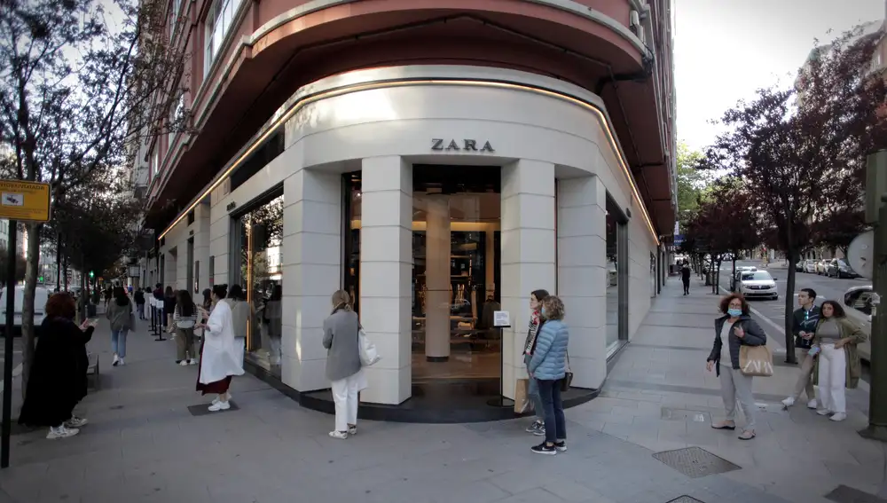 Varias docenas de personas aguardan este lunes para entrar en la emblemática tienda de Zara en la calle Juan Flórez de A Coruña, la primera abierta por el fundador de Inditex