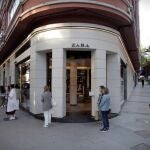 Varias docenas de personas aguardan este lunes para entrar en la emblemática tienda de Zara en la calle Juan Flórez de A Coruña, la primera abierta por el fundador de Inditex