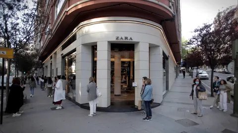 Varias docenas de personas aguardan este lunes para entrar en la emblemática tienda de Zara en la calle Juan Flórez de A Coruña, la primera abierta por el fundador de Inditex