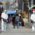 Empleados del Gobierno desinfectan este lunes las calles del distrito de Itaewon, zona de ocio donde se han registrado nuevos focos de contagio