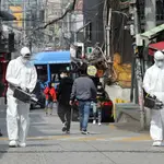Empleados del Gobierno desinfectan este lunes las calles del distrito de Itaewon, zona de ocio donde se han registrado nuevos focos de contagio