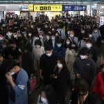Seoul (Korea, Republic Of), 11/05/2020.- Commuters wearing masks change trains in the morning rush hour at a subway station in Seoul, South Korea, 11 May 2020, amid concerns over the spread of COVID-19 in the wake of new infections at clubs in Seoul. (Corea del Sur, Seúl) EFE/EPA/YONHAP SOUTH KOREA OUT