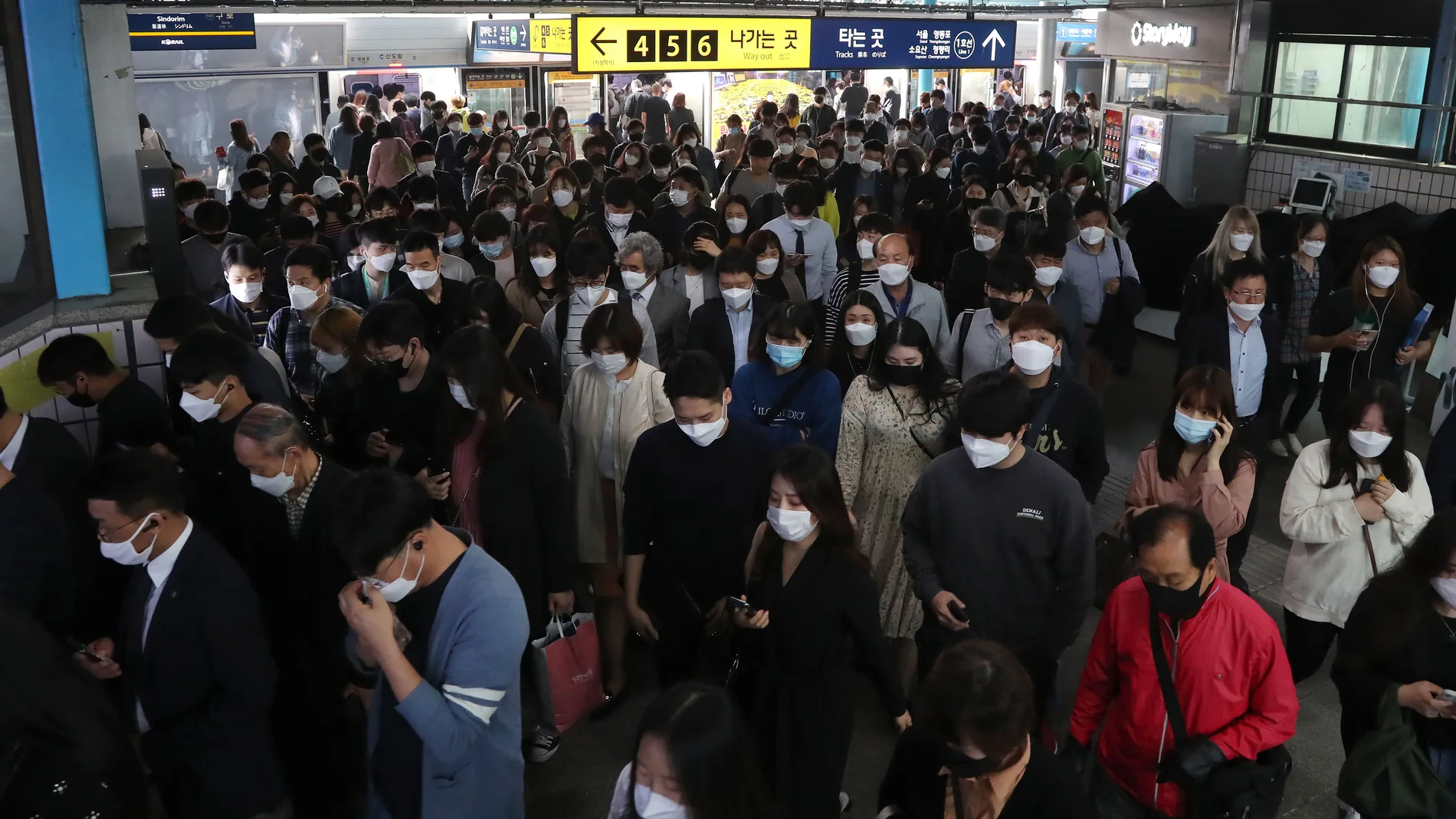 Commuters amid new coronavirus infections in Seoul