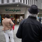 Varias personas hacen cola para entrar en El Corte Inglés en Pamplona