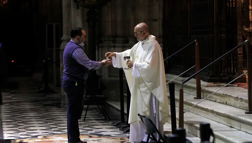 Las nuevas normas para la comunión, en la Catedral de Sevilla