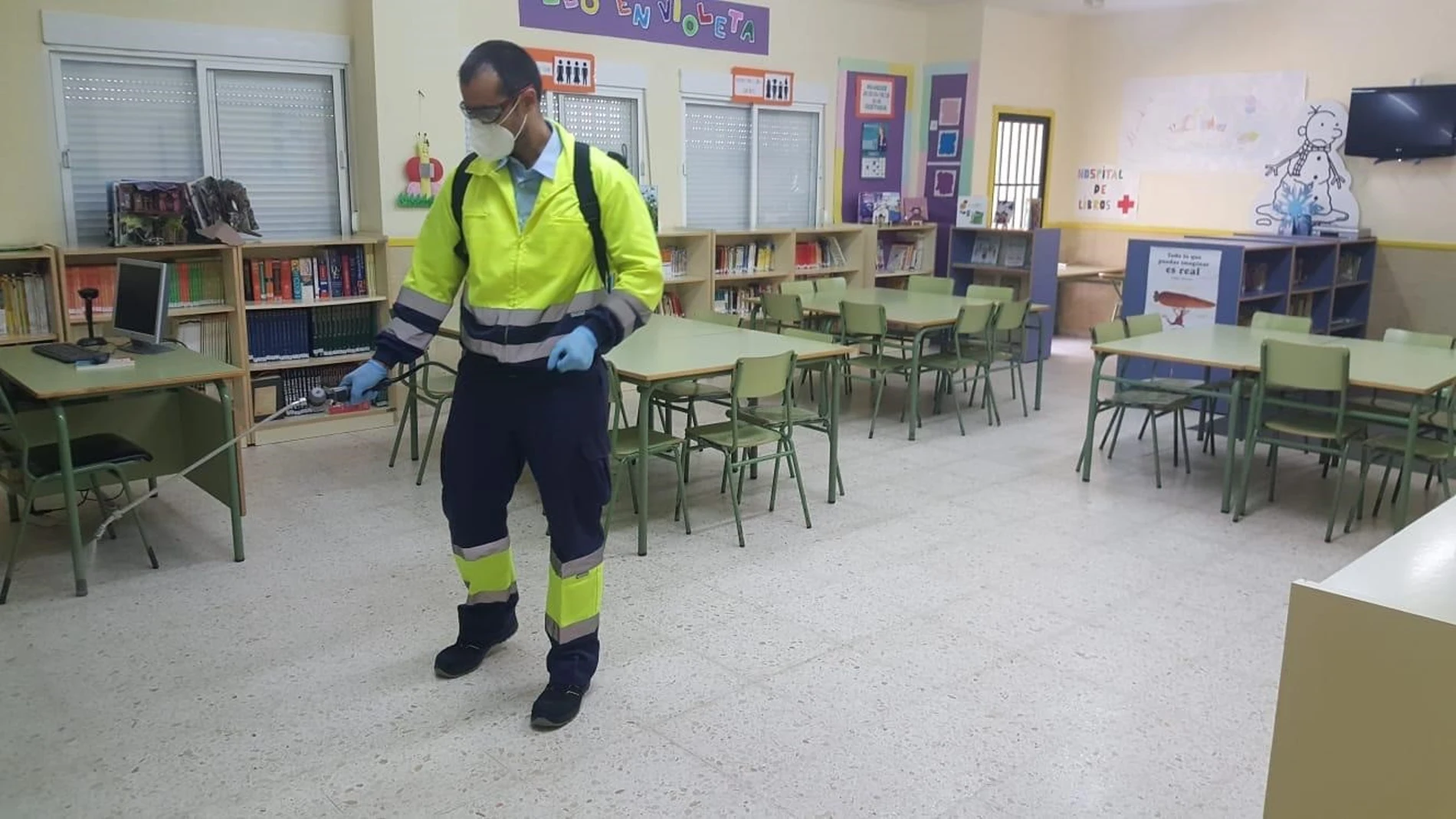 Cádiz.-Coronavirus.- El Ayuntamiento comienza los trabajos de desinfección en los centros educativos públicos
