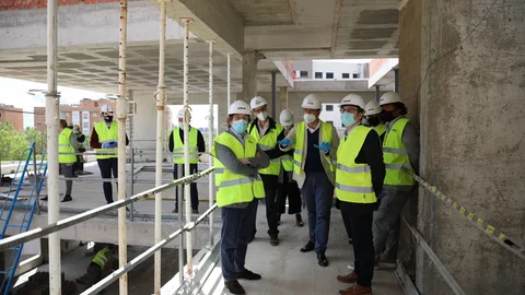 El alcalde de Madrid en una visita a Carabanchel 29, promoción de la EMVS