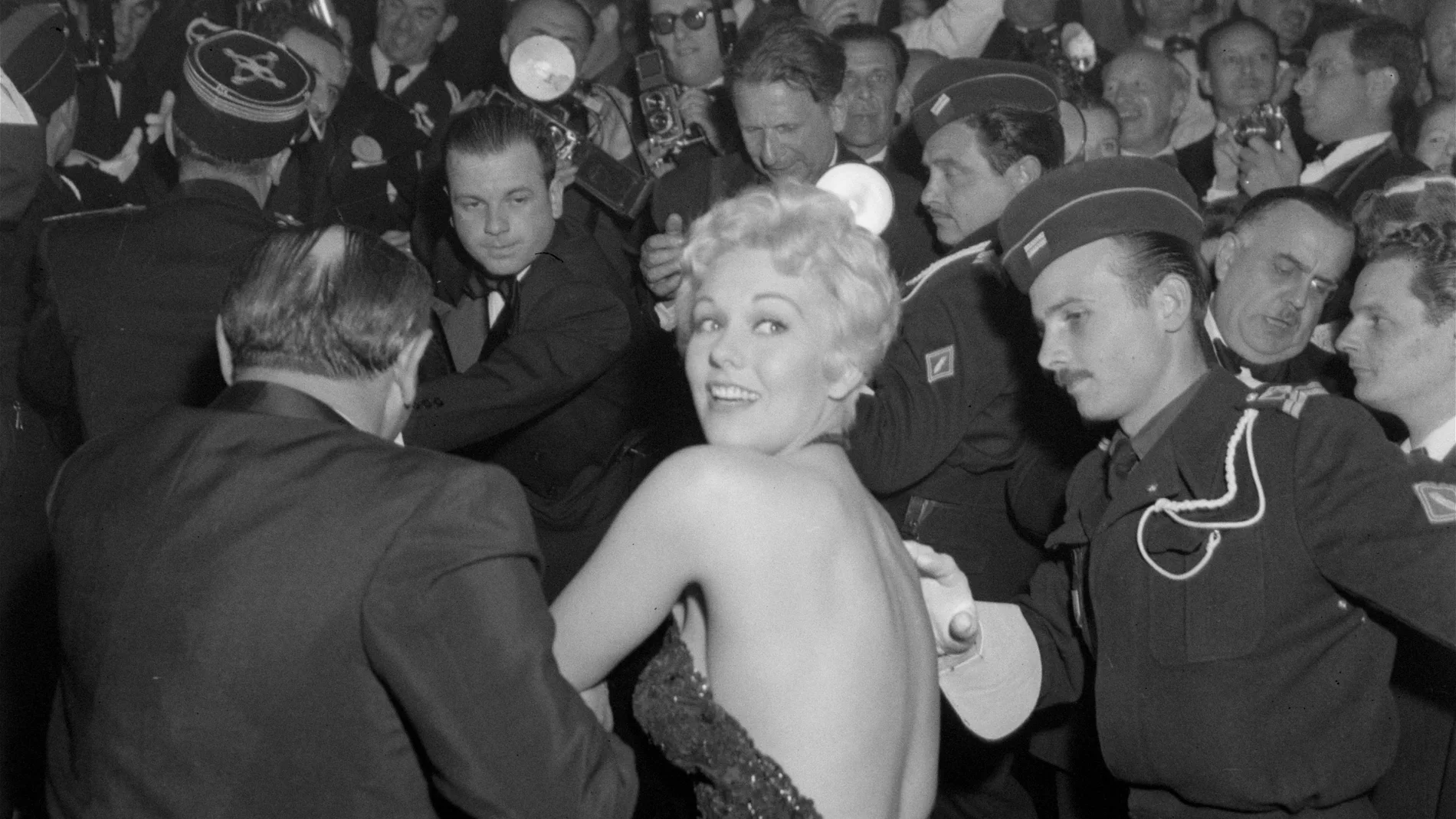 El Festival distribuyó ayer imágenes icónicas del festival francés, como esta de Kim Novak en 1956