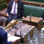 El "premier" Boris Johnson escucha la intervención del líder laborista, Keir Starmer, en la Cámara de los Comunes