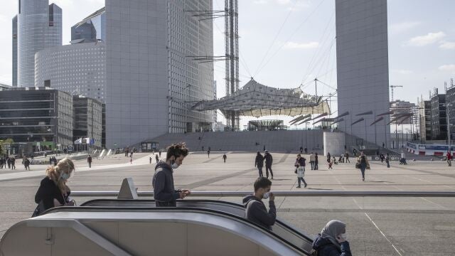 Parisinos con mascarilla acceden al metro en el barrio financiero de La Defense