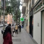 Cola de clientes en una farmacia del distrito de Chamberí, esta mañana en Madrid