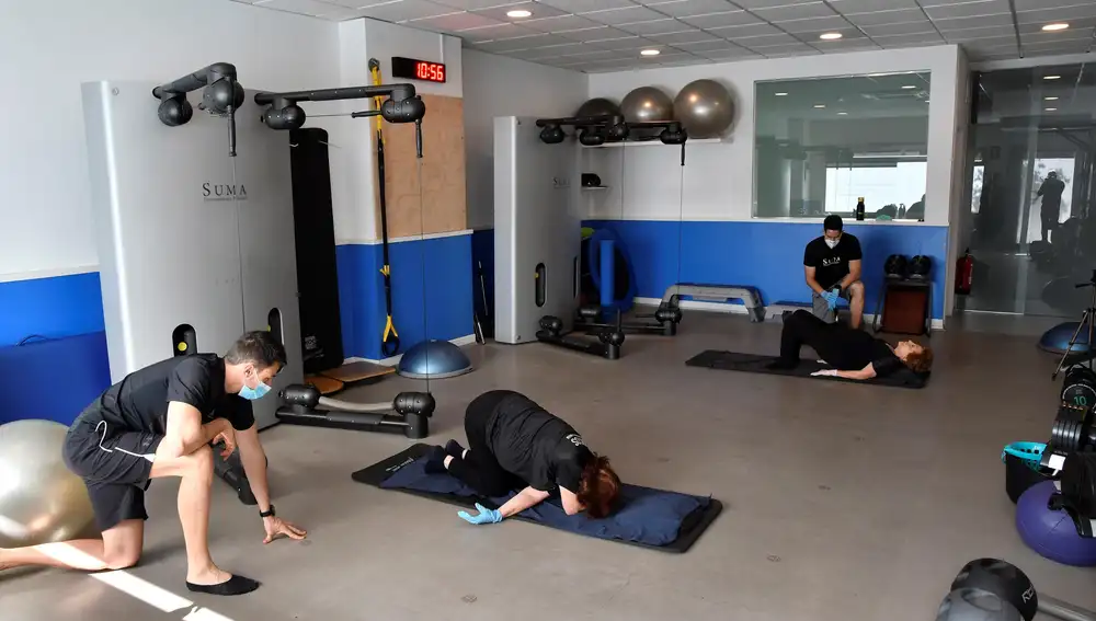 El centro deportivo SUMA en Almería realiza un entrenamiento personalizado con dos clientes siguiendo las medidas de seguridad recomendadas por sanidad en el primer día de la fase 1 de la desescalada del Estado de Alarma