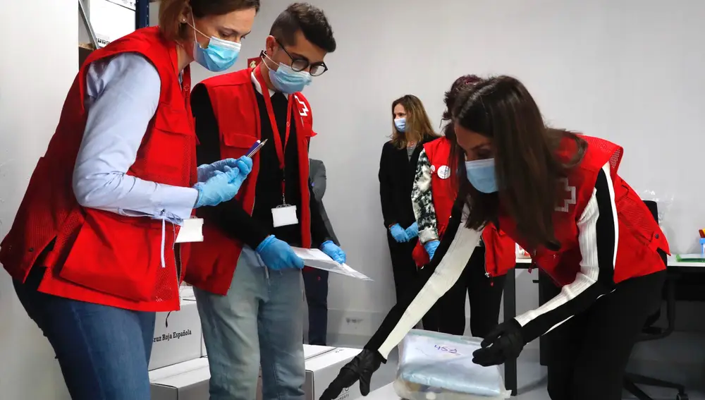 La Reina ha compartido la jornada con los voluntarios en la sede madrileña de Cruz Roja Española en la Avenida Cardenal Herrera Oria 5, una de las 1400 sedes locales en todo el país, donde ha conocido el programa Cruz Roja RESPONDE, que ha movilizado a más de 40.000 voluntarios y con el que ya se ha llegado a 1.500.000 personas. Doña Letizia ha estado acompañada por la ministra de Política Territorial y Función Pública, Carolina Darias y el alcalde de Madrid, José Luis Martínez-Almeida, en Madrid (España), a 11 de mayo de 2020.11 MAYO 2020 CASA REAL;CONFINAMIENTO;CRUZ ROJA;VOLUNTARIADOCasa de S.M. el Rey11/05/2020
