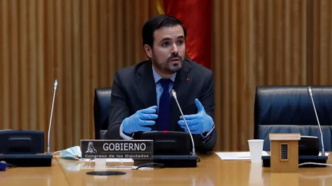 GRAF3856. MADRID, 11/05/2020.- El ministro de Consumo, Alberto Garzón, durante su comparecencia este lunes ante la Comisión de Sanidad y Consumo del Congreso después de proponer a las comunidades autónomas coordinar la respuesta ante la enorme cantidad de potenciales reclamaciones de consumidores que pueden llegar en la fase de desescalada, así como las sanciones por fraudes y abusos, con especial protección a las personas más vulnerables. EFE/J.J. Guillén