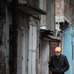 ACOMUUn hombre camina en Villa 21-24, el pobre más pobre de Buenos Aires