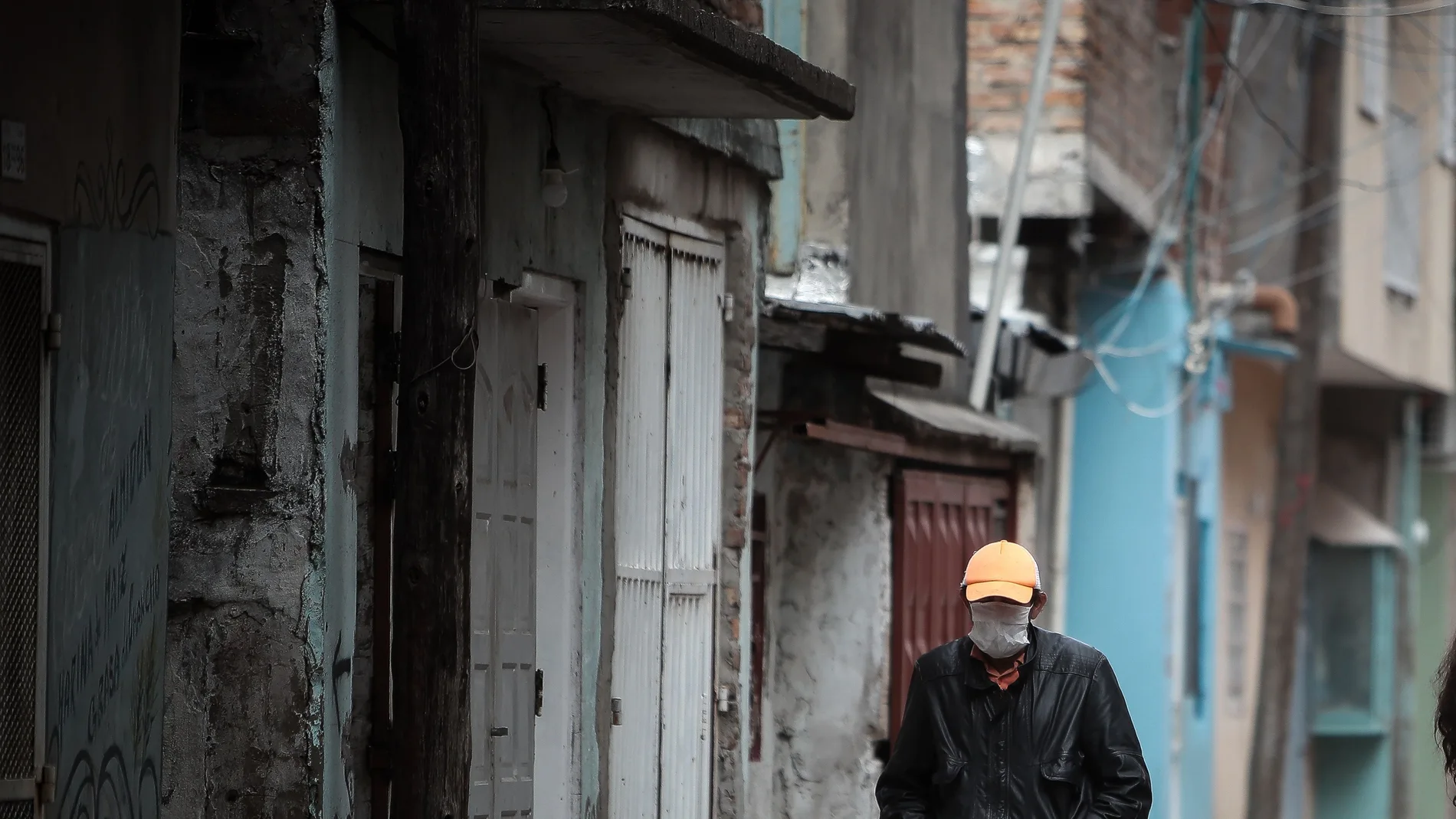 ACOMUUn hombre camina en Villa 21-24, el pobre más pobre de Buenos Aires