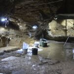 Imágenes de los trabajos de la cueva the Bacho Kiro en Bulgaria