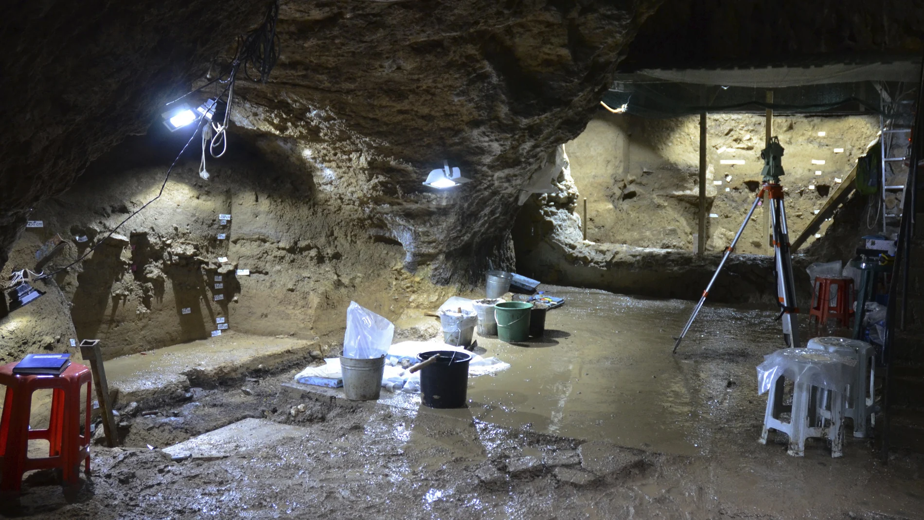 Imágenes de los trabajos de la cueva the Bacho Kiro en Bulgaria